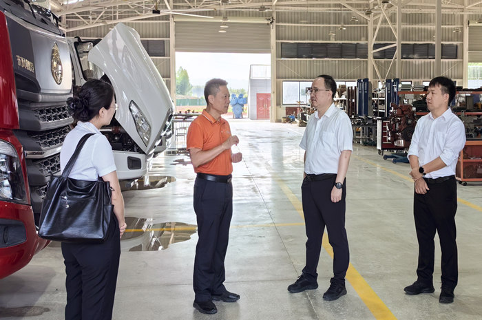 1747908185714008937.jpg 在重型车辆实训基地调研_副本.jpg