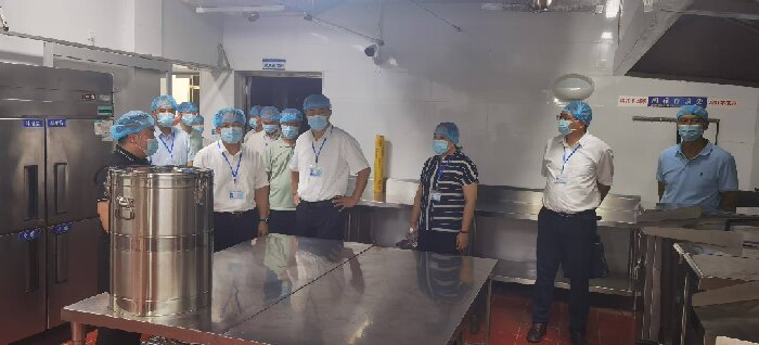 1756090751507027327.jpg 学院院领导查看食材存储条件.jpg