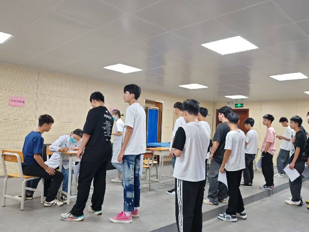 1756457623580095668.jpg 1.新生入学体检内外科检查现场.jpg