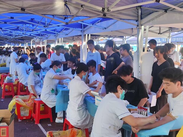 1756457628852065560.jpg 2.新生体检抽血、皮试现场.jpg