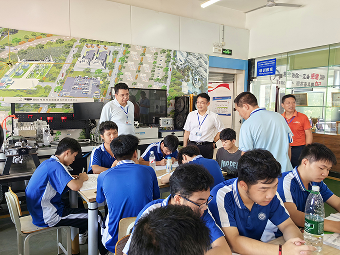 1758182955646011980.jpg 院领导对课堂教学情况进行检查.jpg