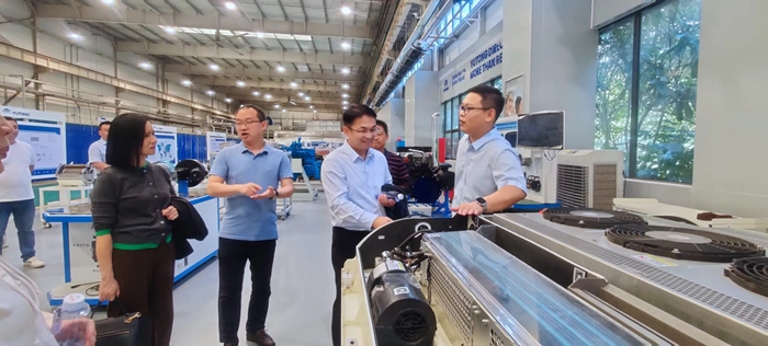 1758525626652076394.jpg 走访研发展示中心.jpg