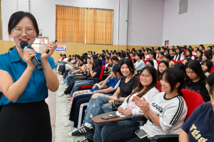 1758876058903051364.jpg 梁寿珺在邕武校区授课.jpg