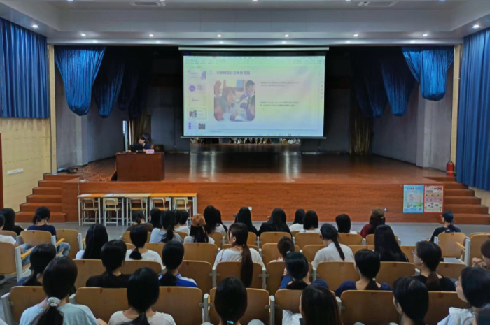 1758876073897061651.jpg 蓝欲裕在长堽校区授课.jpg