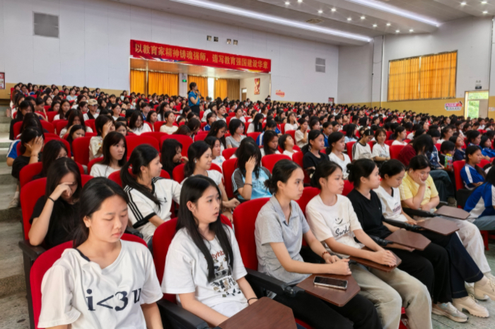 1758876091381017359.jpg 全体女生聆听讲座图.jpg