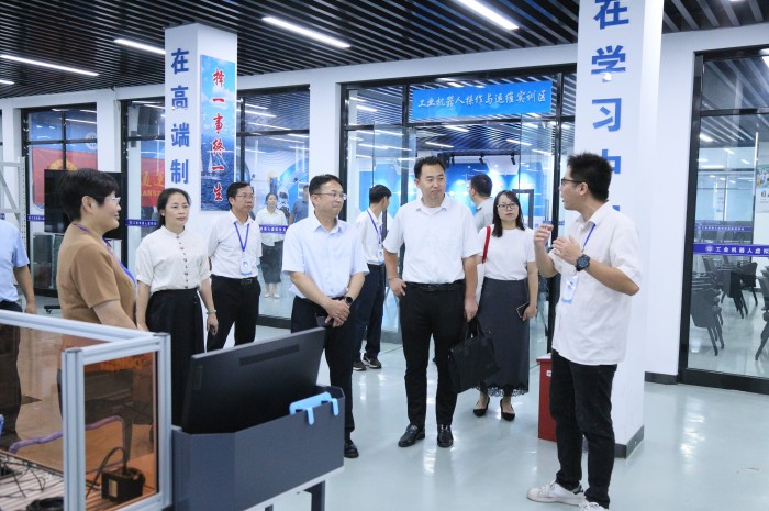 1760350048437040708.jpg 参观实训场地.jpg